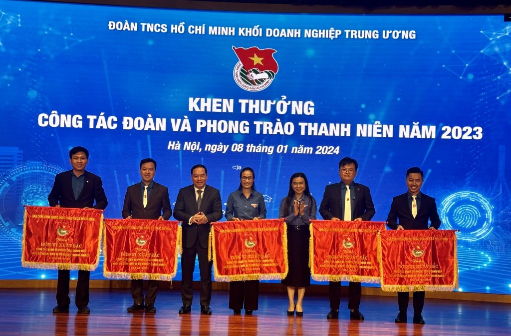 Đoàn Thanh niên VRG nhận cờ xuất sắc của Trung ương Đoàn